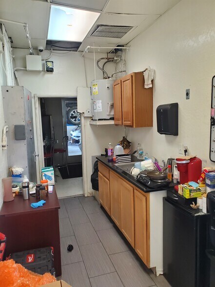 More Photos Of 2550 W Deer Valley Dr, Phoenix Auto Dealership For Sale