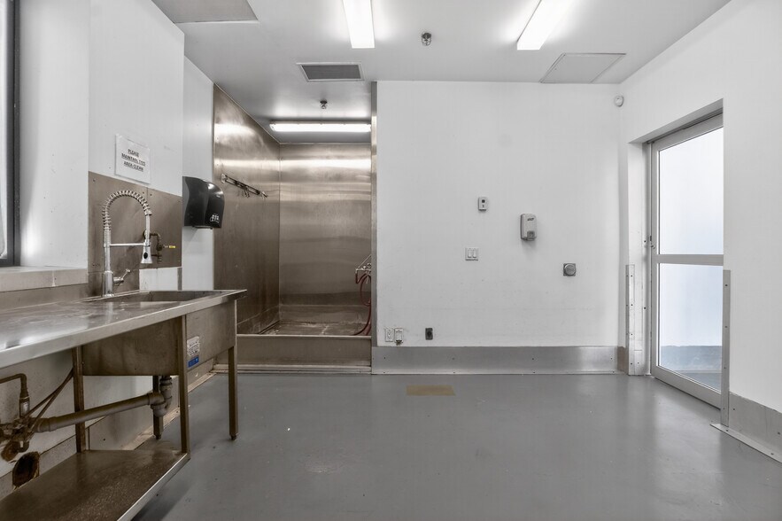More Photos Of 2580 Viscount Way, Richmond Warehouse For Lease