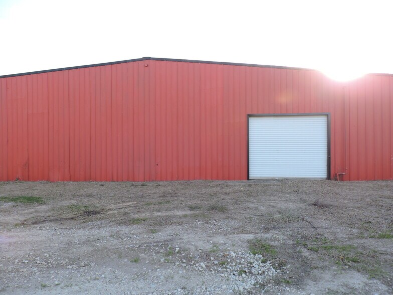 More Photos Of 920 W Mason St, Mabank Manufacturing For Sale