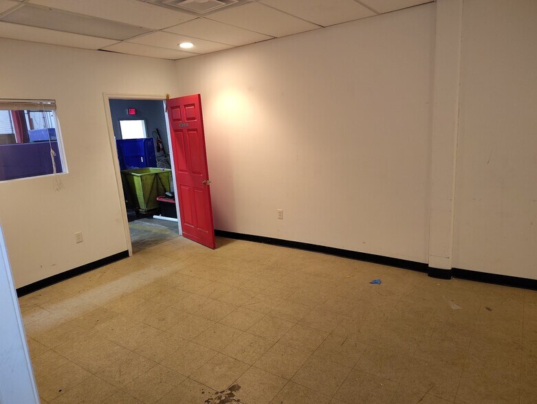 More Photos Of 132 Railroad Ave, Albany Light Distribution For Lease