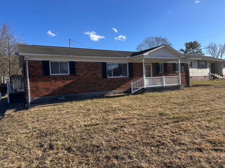 More Photos Of 346 Rural Acres Dr, Beckley Showroom For Sale