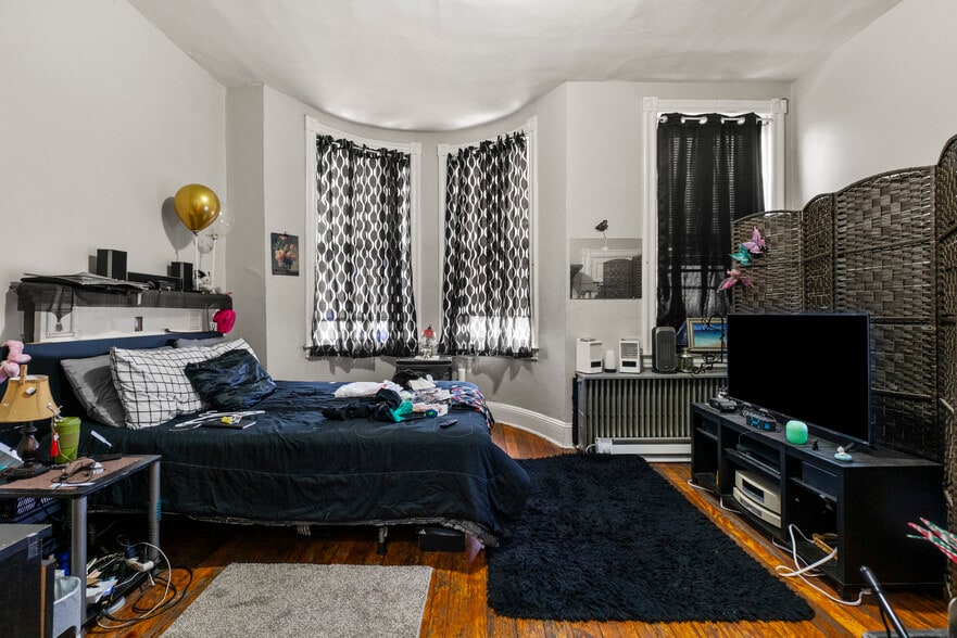 More Photos Of 28 E 25th St, Baltimore Storefront Retail Residential For Sale