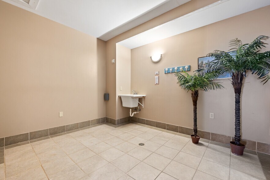 More Photos Of 603 N River St, Hot Springs Hotel For Lease