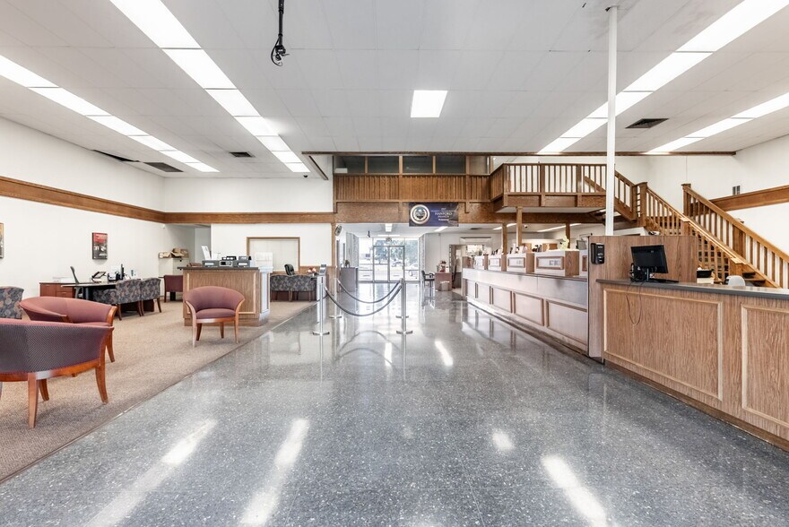 More Photos Of 890 W Lacey Blvd, Hanford Bank For Sale