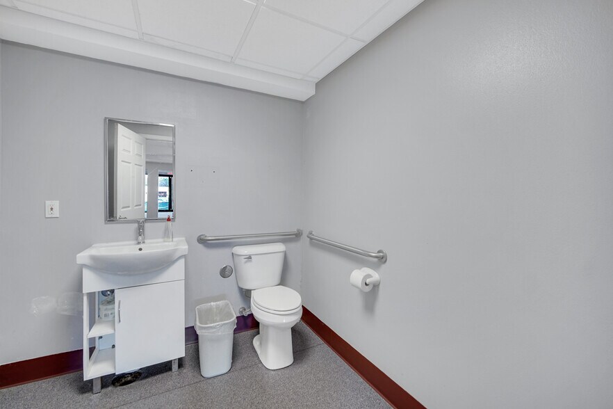 More Photos Of 4338 Morsay Dr, Rockford Medical For Lease