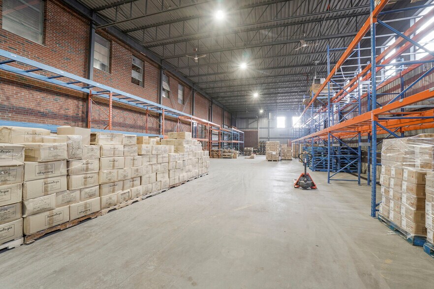 More Photos Of 1280 Boul Jules-Poitras, Montréal Warehouse For Lease