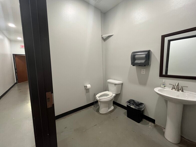 More Photos Of 5108 Wilson Rd, Fort Worth Flex For Lease