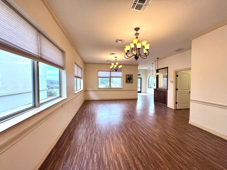 More Photos Of 101 S US Highway 75, Denison Medical For Lease