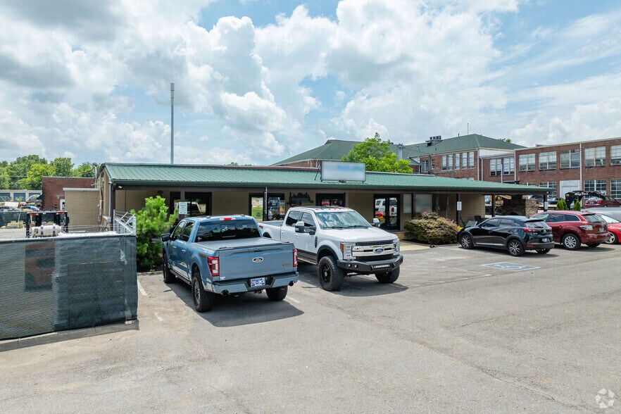 More Photos Of 2526-2530 Duplex Rd, Spring Hill Showroom For Sale