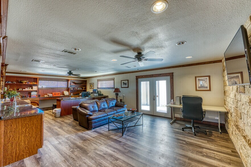 More Photos Of 320 Southland Dr, Burnet Office For Sale
