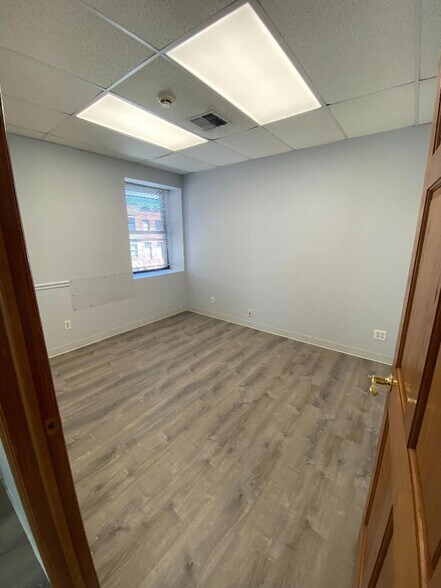 More Photos Of 22 Woodhull St, Brooklyn Showroom For Lease