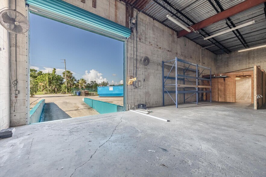 More Photos Of 2546-2578 Fowler St, Fort Myers Warehouse For Lease