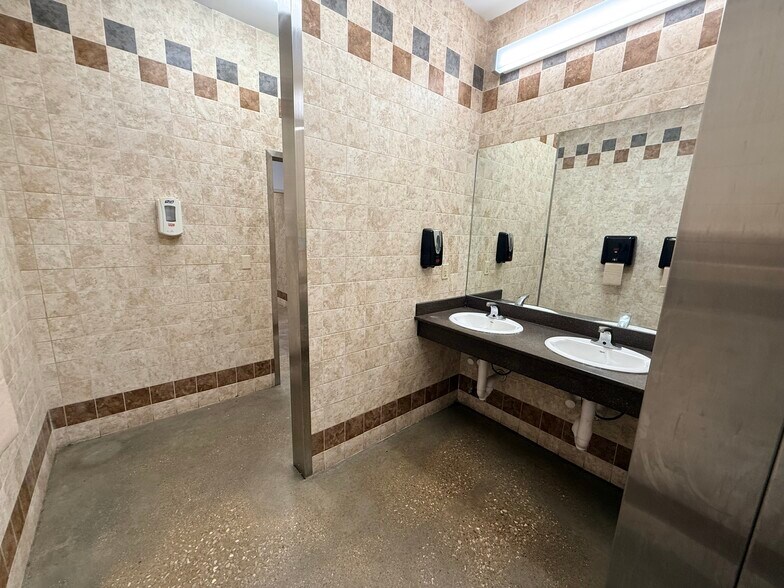 More Photos Of 535 Three Springs Rd, Bowling Green Freestanding For Sale