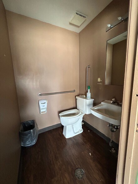 More Photos Of 6000 N Lincoln Ave, Chicago Land For Lease