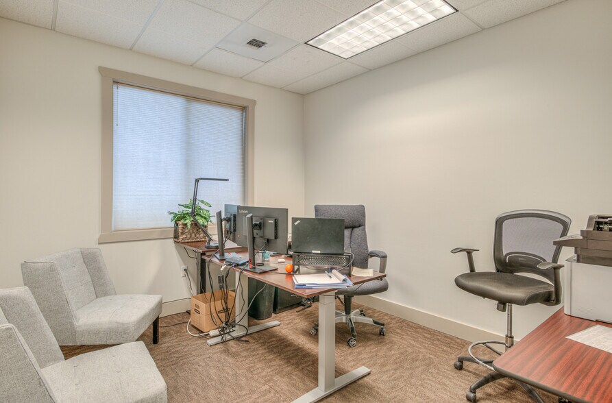 More Photos Of 2464 SW Glacier Pl, Redmond Office For Sale
