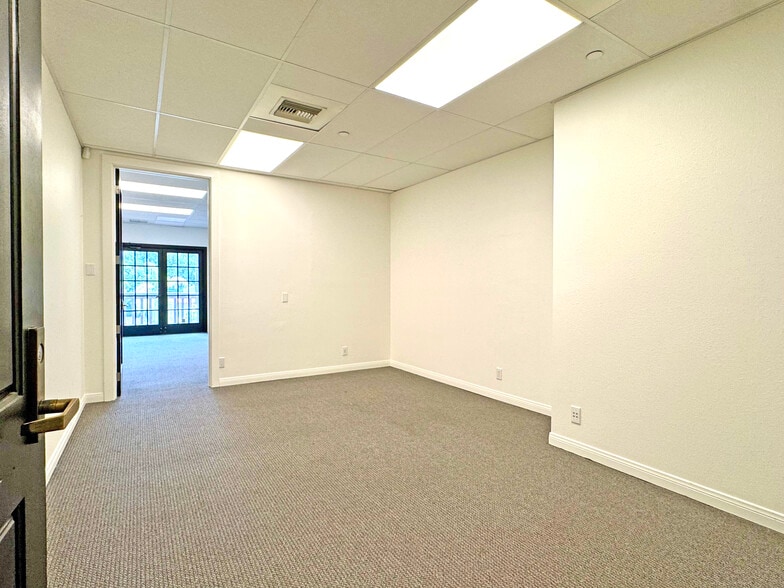 More Photos Of 1525 State St, Santa Barbara Office For Sale