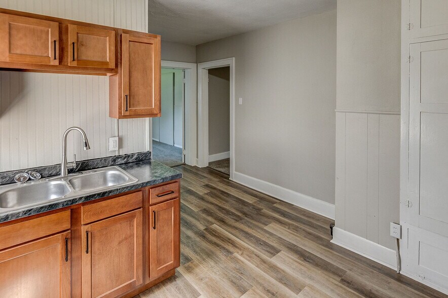 More Photos Of 302 N High St, Belleville Freestanding For Sale