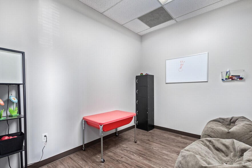 More Photos Of 15600 N Black Canyon Hwy, Phoenix Office For Sale