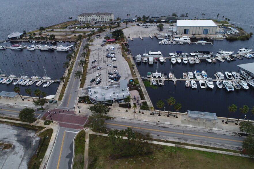 More Photos Of 350 E Seminole Blvd, Sanford Freestanding For Sale