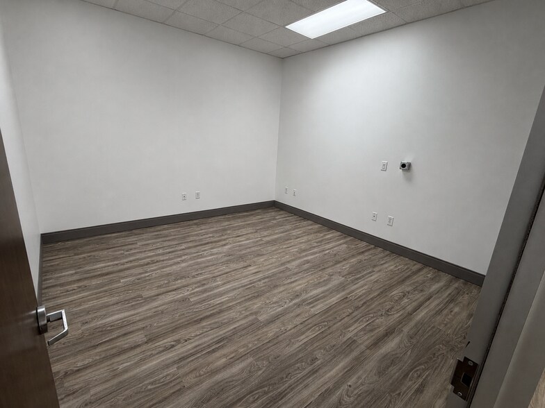 More Photos Of 20212 Hempstead Rd, Houston Warehouse For Lease
