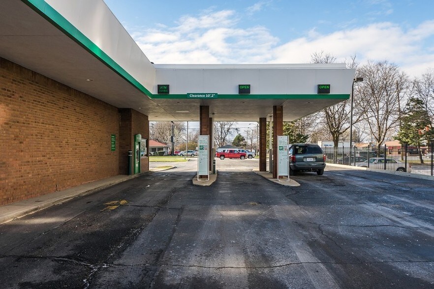 More Photos Of 11275 Allen Rd, Southgate Bank For Sale