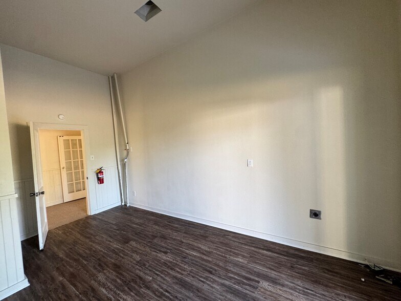 More Photos Of 916 N Longview St, Kilgore Office For Sale