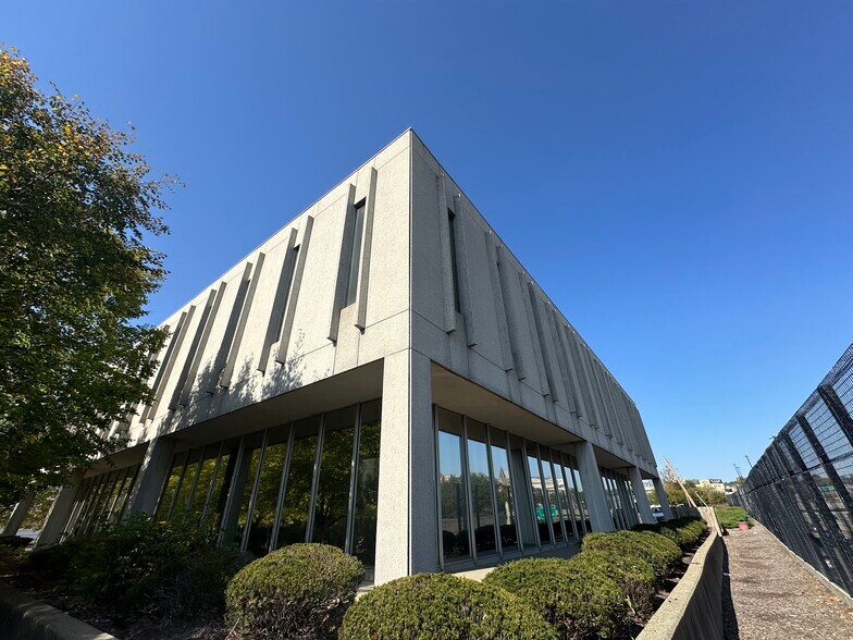 More Photos Of 606 Fayette St, Peoria Office For Sale
