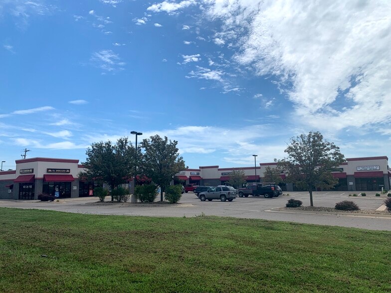 More Photos Of 3627 SE 29th St, Topeka Storefront Retail Office For Lease