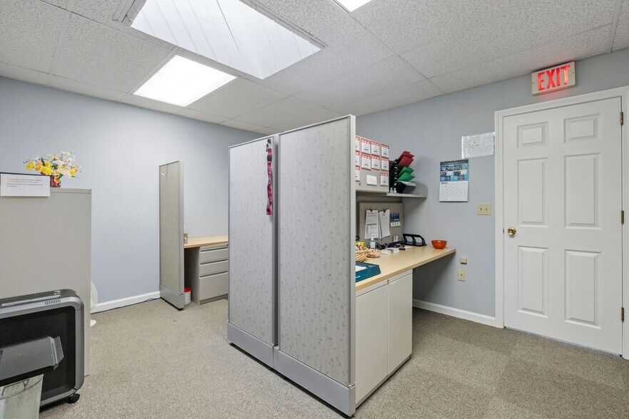 More Photos Of 214 Lake St, Bristol Office For Sale