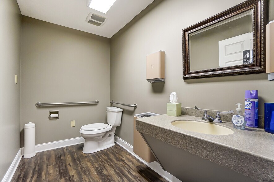 More Photos Of 1010-1090 N Market St, Troy Medical For Lease