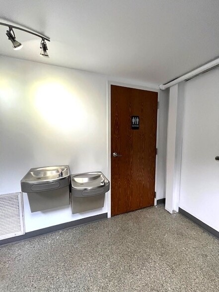 More Photos Of 1630 Old Deerfield Rd, Highland Park Warehouse For Lease