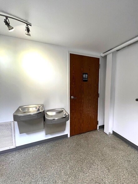 More Photos Of 1630 Old Deerfield Rd, Highland Park Warehouse For Lease