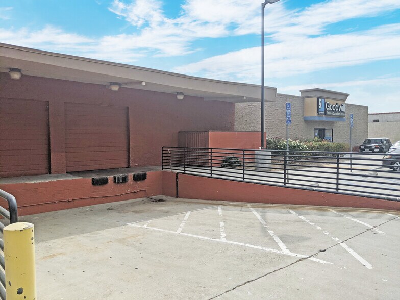 More Photos Of 18901 Soledad Canyon Rd, Canyon Country Freestanding For Lease