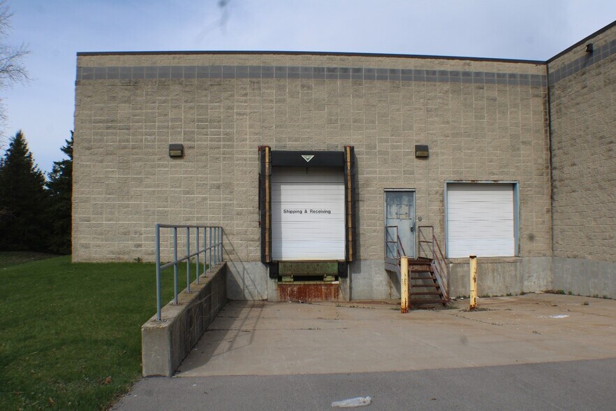 More Photos Of 620 N Lynndale Dr, Appleton Showroom For Lease