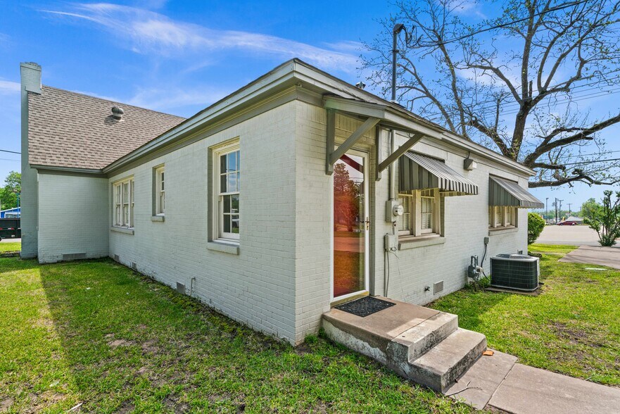 More Photos Of 209 S Main St, Lindale Loft Creative Space For Lease