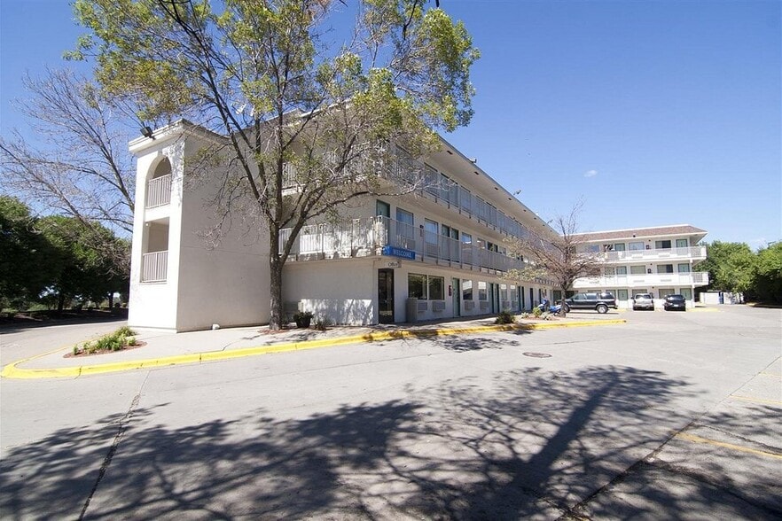 More Photos Of 2300 Cleveland Ave N, Saint Paul Hotel For Sale