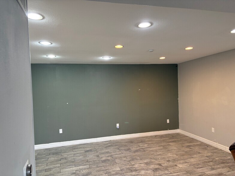 More Photos Of 2810 Hillcrest Dr, San Antonio Freestanding For Lease