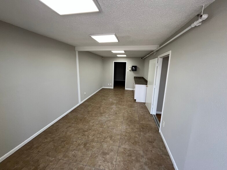 More Photos Of 5180-5186 52nd St, Clearwater Manufacturing For Lease