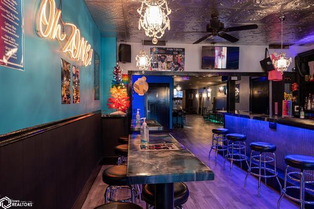 More Photos Of 854 Washington St, Burlington Bar For Sale