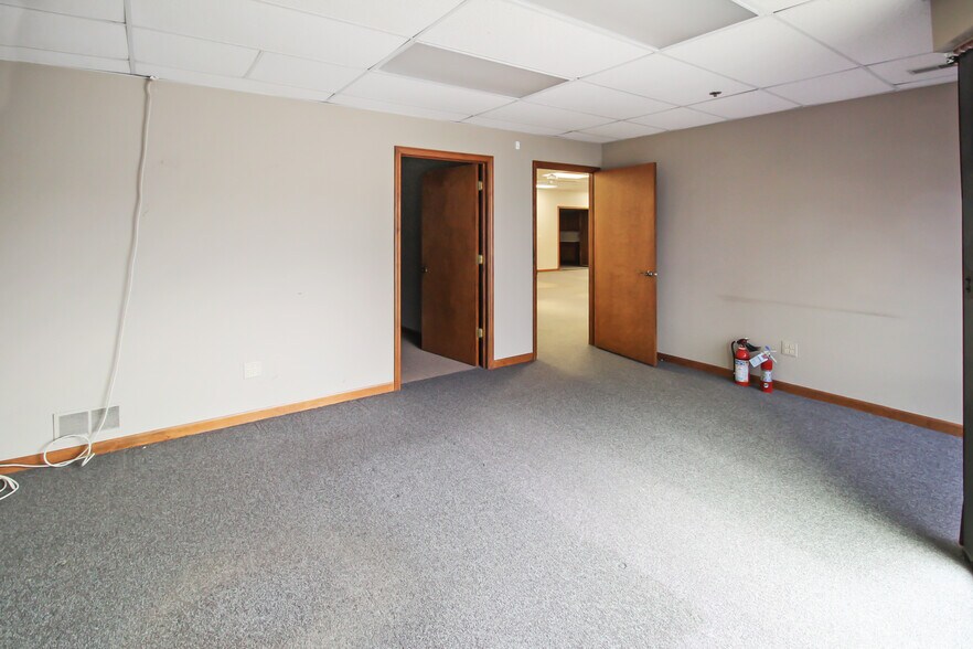 More Photos Of 2600 Keslinger Rd, Geneva Showroom For Lease