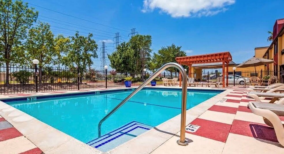 More Photos Of 889 W Bay Area Blvd, Webster Hotel For Sale