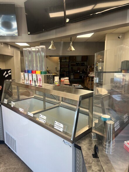 More Photos Of 1708-1718 Naamans Rd, Wilmington Storefront Retail Residential For Lease
