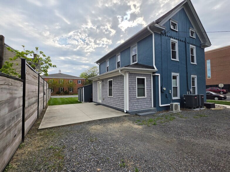 More Photos Of 104 E Pine St, Georgetown Office Residential For Lease