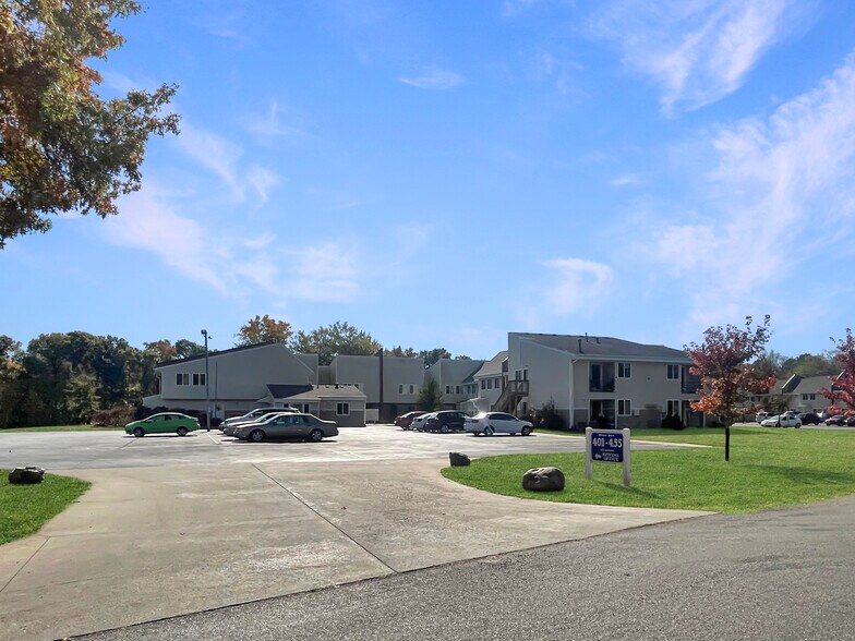 More Photos Of 401 River Run Dr, Macomb Apartments For Sale