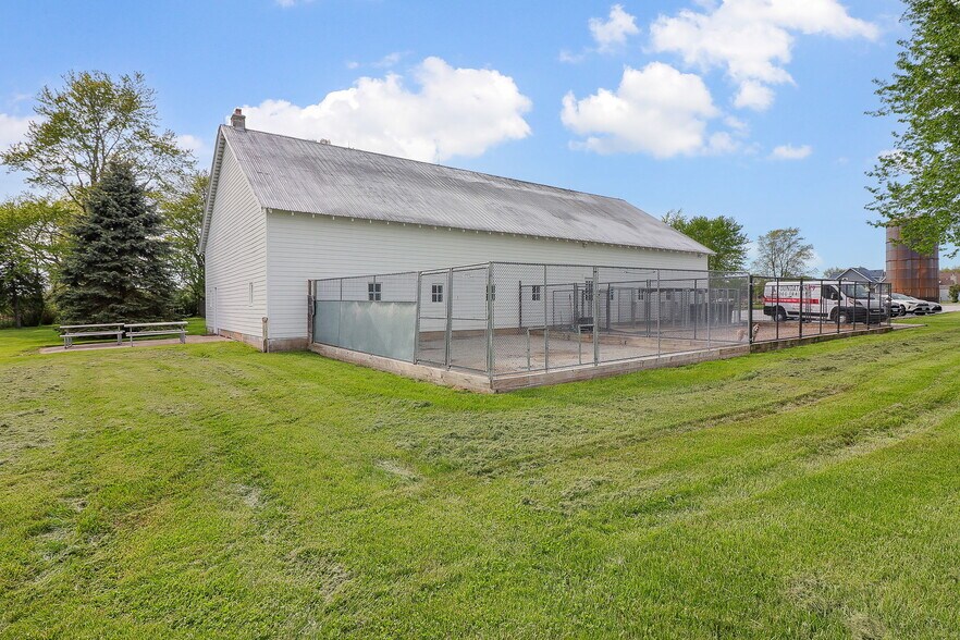 More Photos Of 27 S 100 W, Valparaiso Veterinarian Kennel For Sale