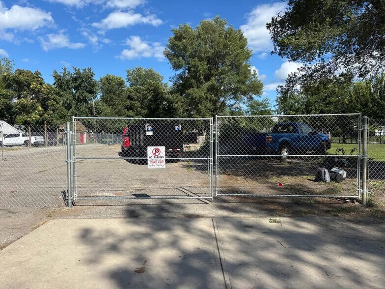 More Photos Of 233 Sycamore St, Anderson Land For Lease