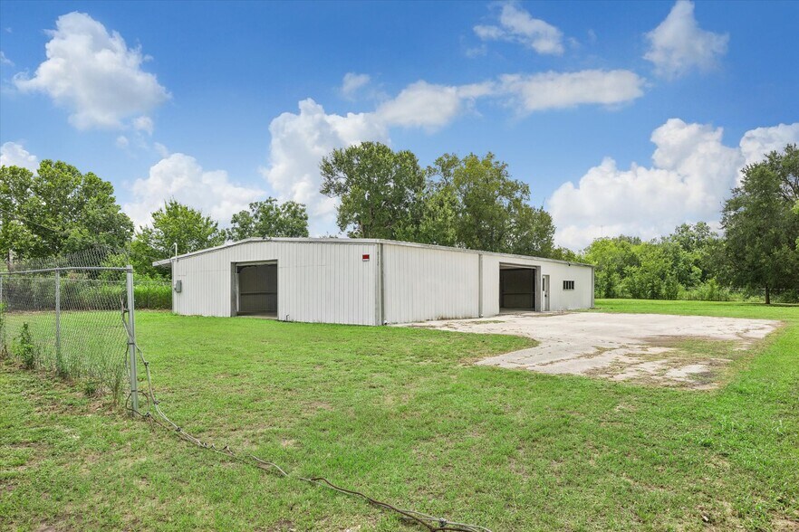 More Photos Of 610 New York St, Navasota Flex For Lease