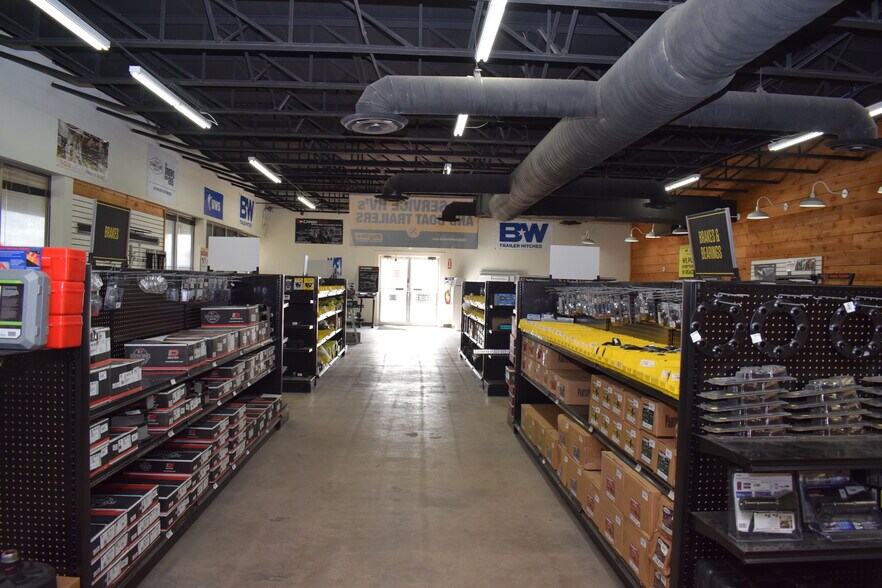 More Photos Of 1039 N Loop 12 Blvd, Irving Light Manufacturing For Sale