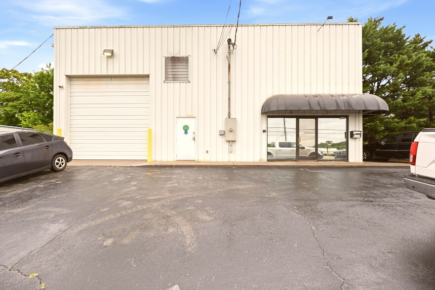Primary Photo Of 2533 Hoitt Ave, Knoxville Truck Terminal For Sale