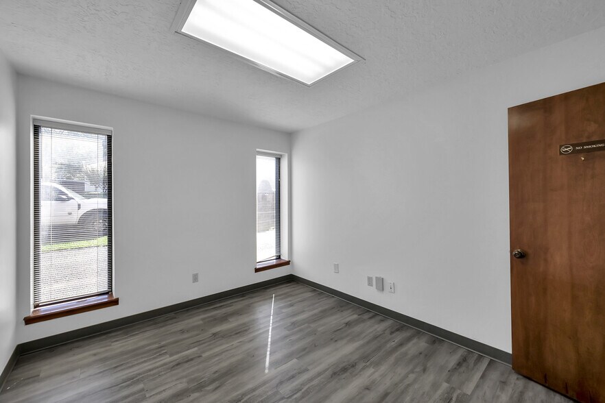 More Photos Of 903 Hillcrest Dr, Conroe Office For Sale
